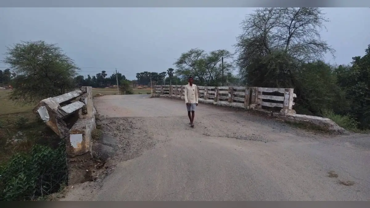 गया जी के गुरुआ में नहर पुल की रेलिंग क्षतिग्रस्त, कभी भी हो सकता है बड़ा हादसा